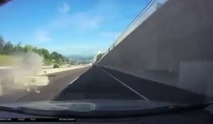 Une voiture explose le terre-plein central d'une autoroute