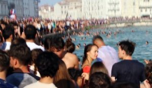 Ils sautent dans le port de La Rochelle pour fêter la victoire des Bleus