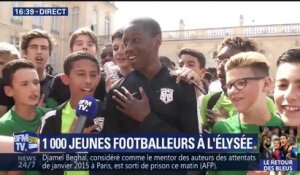 Des jeunes footballeurs reçus à l'Élysée chantent "La Marseillaise"