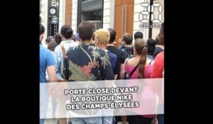 Porte close devant les Nike store des Champs-Élysées