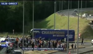 Le bus des Bleus acclamé sur son parcours après avoir quitté l'aéroport