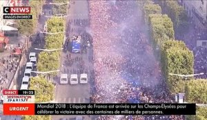 Revoir la descente des Champs Elysées par les Bleus, un moment historique partagé par des dizaines de milliers de Français