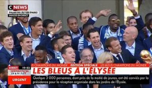 Revoir sur les marches de l'Elysée le Président de la République et les Bleus qui chantent la Marseillaise