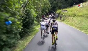 Tour de France 2018 : un homme en VTT s'offre un saut par-dessus le peloton en pleine étape