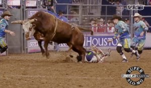 Un cowboy manque de se faire écraser la tête par un taureau