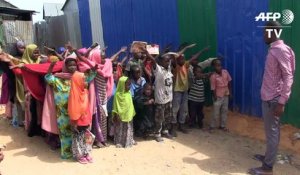Somalie: des étudiants donnent des cours aux enfants des camps