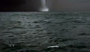 Ce pecheur filme une tornade d'eau en mer noire.