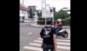 Ce piéton n'apprécie pas qu'un scooter s'arrete sur son chemin