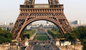 Tour Eiffel : les touristes au bord de la crise de nerfs