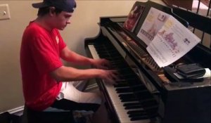 Un jeune livreur de pizza offre une incroyable prestation au piano à une famille qu'il livrait