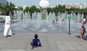 Canicule : les Parisiens trouvent refuge sous les jets d'eau