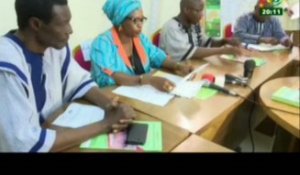 RTB/Les maquettes pour les manuels scolaires des élèves du Burkina sont entre les mains du Ministre de l’Education Nationale