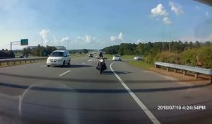 Un motard n'arrive pas à s’arrêter et heurte l'arrière d'une voiture !