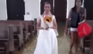 Malgré la pluie, une femme se marie dans une chapelle inondée
