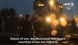 Des mexicaines nourrissent des migrants qui fuient sur "La Bête"