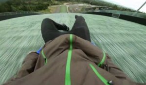 Il descend une piste de saut à ski en luge - Vertigineux