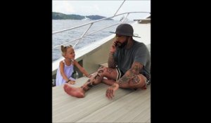 Une fillette jette à la mer le portable de son père pour qu'il s'occupe d'elle pendant leurs vacances