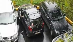 Papy sort sa voiture d'un parking