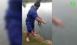 Il réussi à attraper un gros poulpe à mains nues