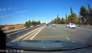 Danger! Ce conducteur tombe sur une voiture arrêtée sur l'autoroute