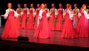 Ces danseuses folkloriques Russes flottent au dessus du sol