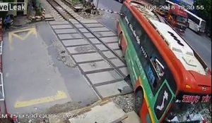 Ce bus s'empale sur les rails avant que le train arrive au passage à niveau !