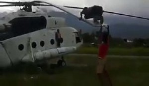 Des enfants jouent sur les pales d'un hélicoptère... Fou