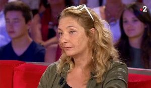 Corinne Masiero parle politique très ouvertement dans "Vivement dimanche" sur France 2 - Regardez