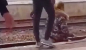Un raciste blanc pousse un homme noir sur des rails de train en Belgique
