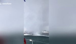 Une tornade passe entre 2 bateaux en pleine mer... Waterspout