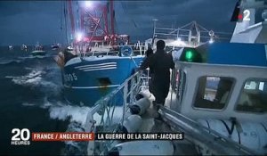 Incroyables images de bateaux français et anglais qui se foncent dessus en pleine mer - Regardez