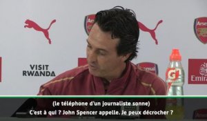 Football : Unai Emery décroche le téléphone d'un journaliste en pleine conférence de presse