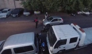 Un passant malmène des voleurs de moto en les percutant violemment avec sa voiture