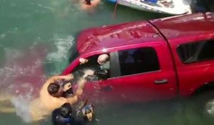 Une famille est secouru alors qu'elle coulait avec sa voiture dans le port