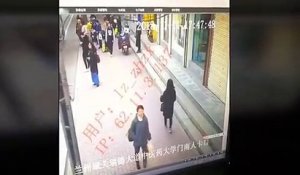 Cette femme tombe dans un gouffre en plein milieu du trottoir en Chine !