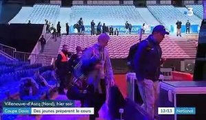 Coupe Davis : des jeunes préparent le court