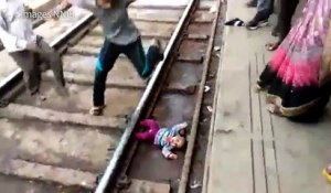 Un bébé indien tombé sur les voies survit au passage d'un train