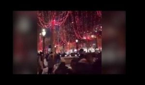 Les Champs-Élysées en rouge pour les illuminations de Noël