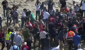 Village bédouin menacé: des manifestants bloquent un bulldozer