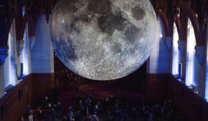 Une réplique de la lune illuminée de 7 mètres de haut fait le tour du monde : magnifique