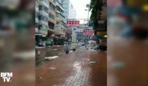 Des arbres pliés, des vitres cassées... un paysage de désolation à Hong-Kong après le passage du typhon Mangkhut