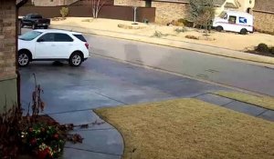 Un livreur UPS se fait éjecter de sa camionnette