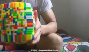 Il termine un rubik's cube géant en 3h