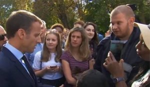 Emmanuel Macron : "Je traverse la rue, je vous en trouve" du travail...