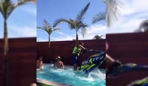 Il fait un Flip en jet ski dans une piscine
