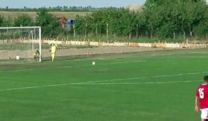 En plein match de foot en Roumanie, un chien débarque sur le terrain et blesse un joueur