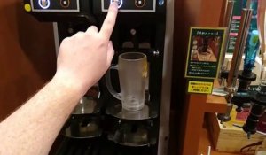 Ce client devient fou en voyant une machine à bière en libre service dans un restaurant !