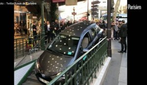 À Paris, cette voiture a confondu l'entrée du parking... avec la bouche du métro