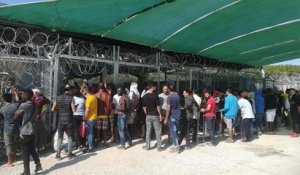 Migrants: le camp de Lesbos déborde