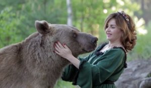 Amitié incroyable entre un ours gigantesque et une femme russe